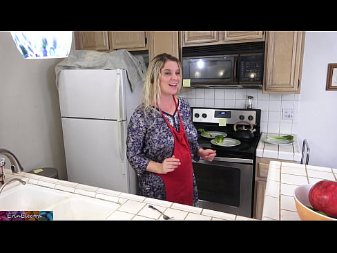 ❤️ Ibu tiri memerah susunya di dapur sebelum tarikhnya Video persetan  pada kami ❌