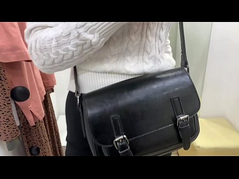 ❤️ Melancap awam perempuan jalang FeralBerry dengan dildo di dalam bilik pemasangan Video persetan  pada kami ❌